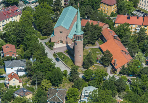 20251113-Essinge_kyrka_från